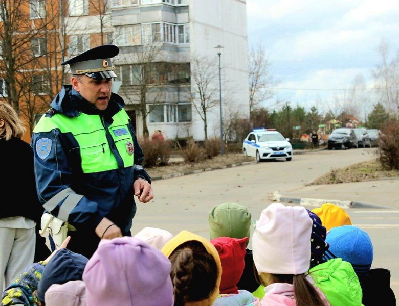 Сотрудники подмосковной Госавтоинспекции проводят обучающие пешеходные экскурсии для дошкольников